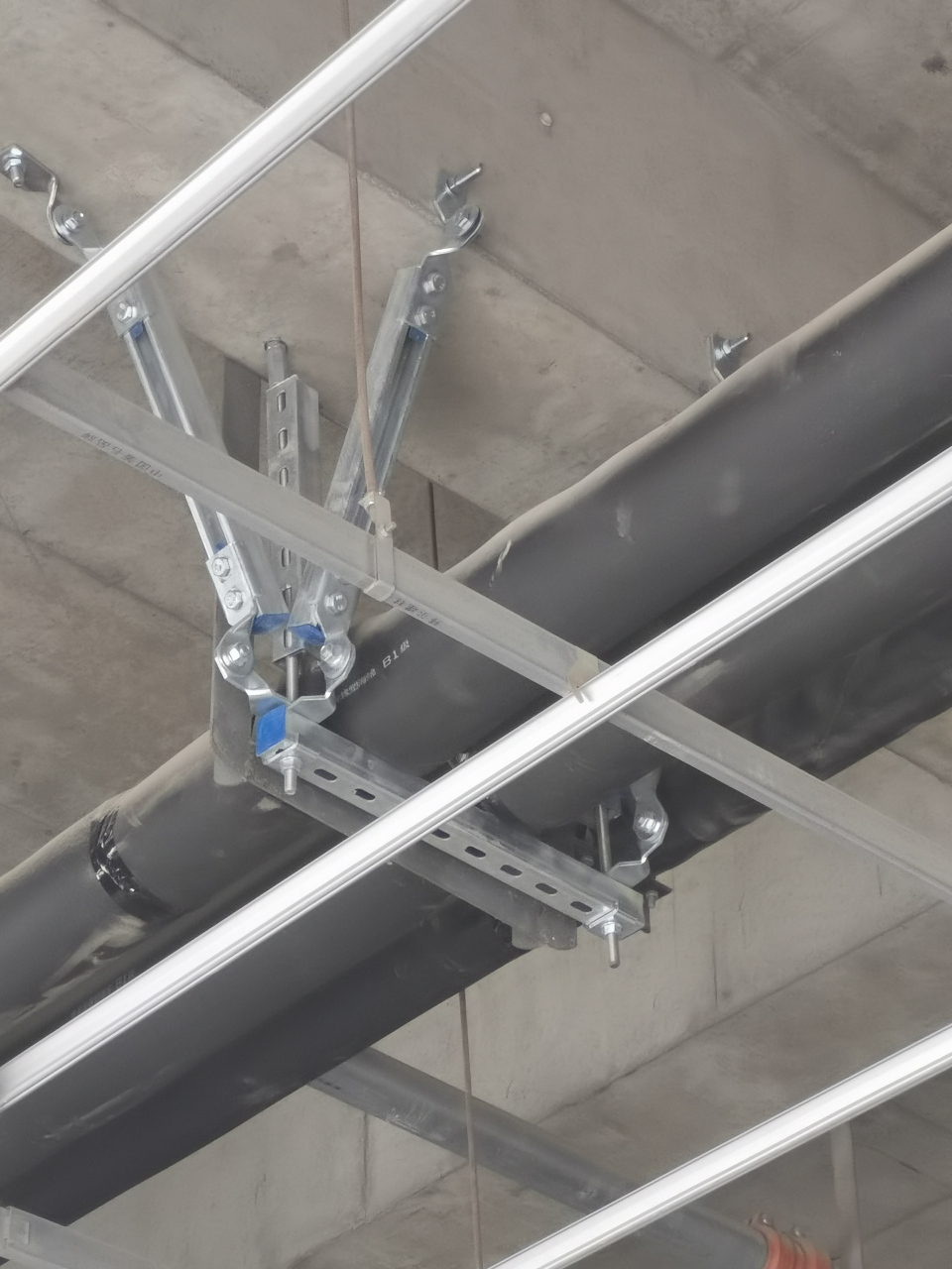 抗震支架 抗震支架是限制附屬機電工程設(shè)施產(chǎn)生位移,控制設(shè)施振動,并